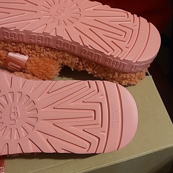 Beautiful UGG Slip Ons NWT Size 12 - Picture 6 of 7